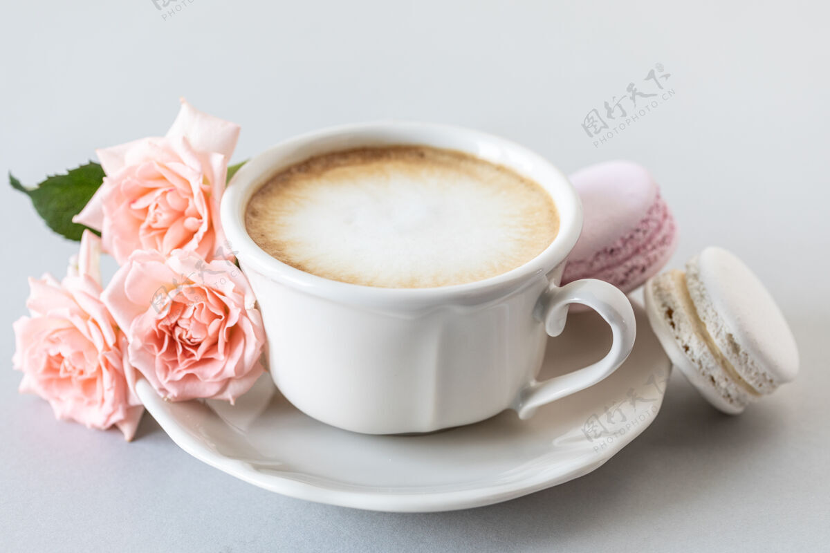 舒适一杯咖啡 做蛋糕的意大利面和灰色表面上的粉红玫瑰复制空间咖啡时尚女人