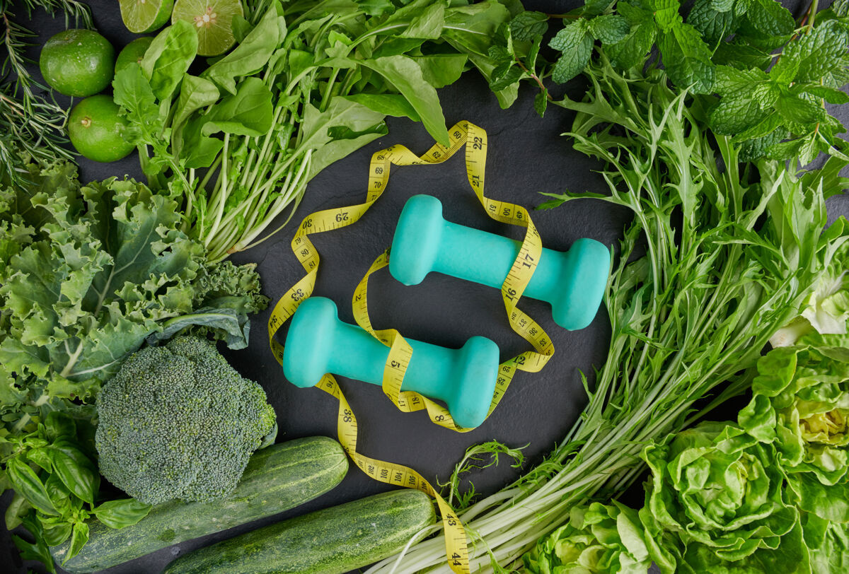 蔬菜健康食品 哑铃和卷尺生健身混合