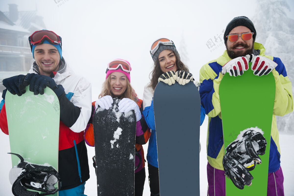 行动两对情侣在玩滑雪山峰友谊滑雪坡