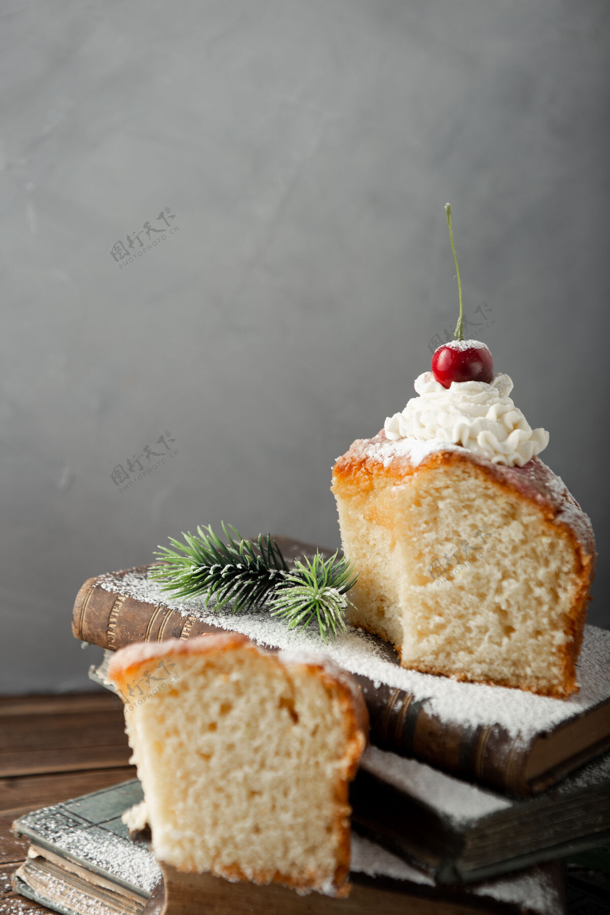小吃一个美味的蛋糕与奶油 糖粉 樱桃书垂直拍摄蛋糕樱桃纸杯蛋糕