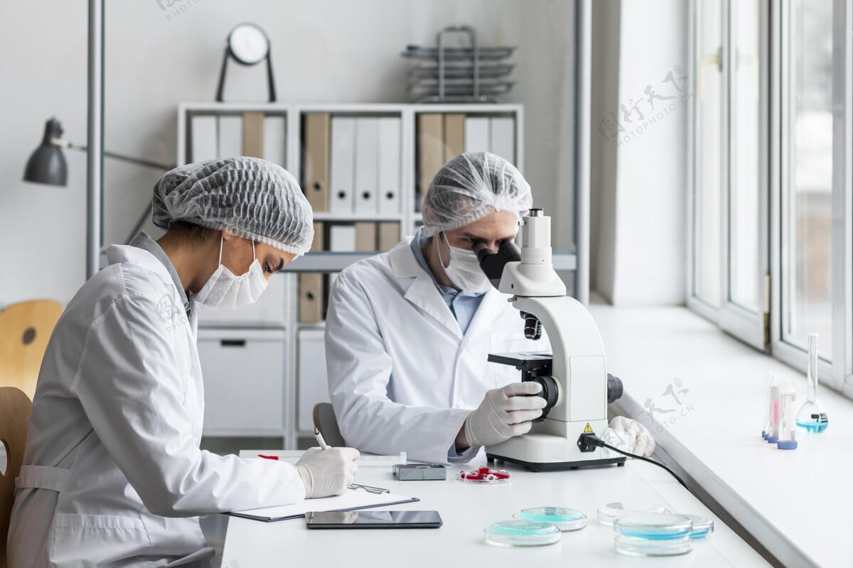 分析实验室里的中锋科学家们微生物学中镜头实验室