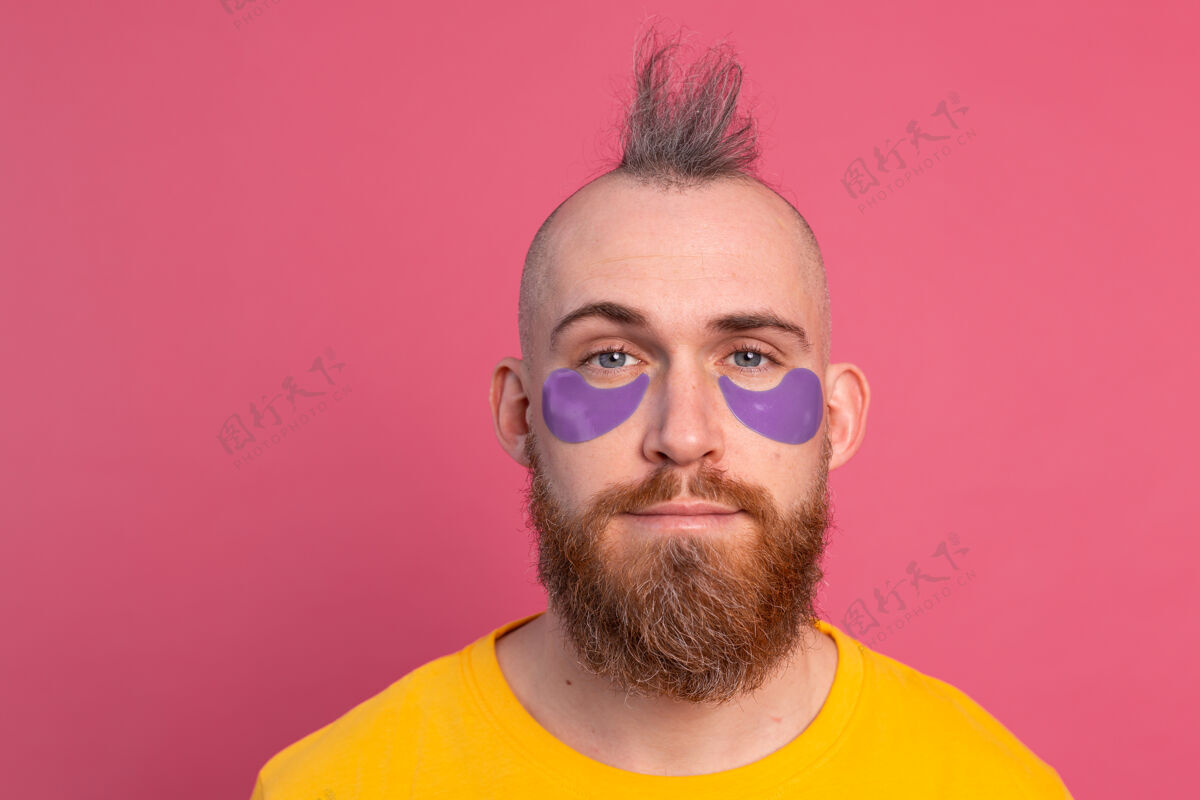 水疗欧洲帅哥 留着胡子 穿着黄色t恤和紫色眼罩 戴着粉色眼罩抗衰老皱纹英俊