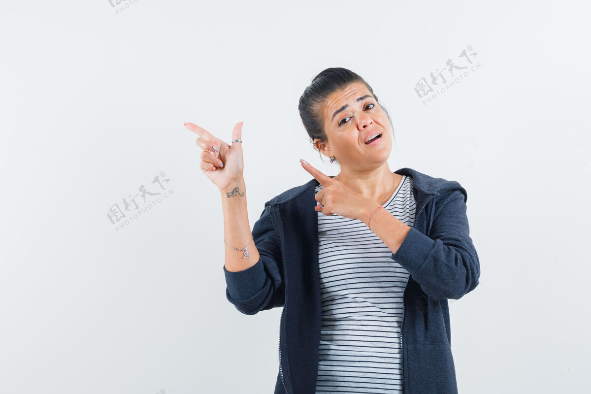指尖黑发女人穿着衬衫指着后面感性护理化妆品
