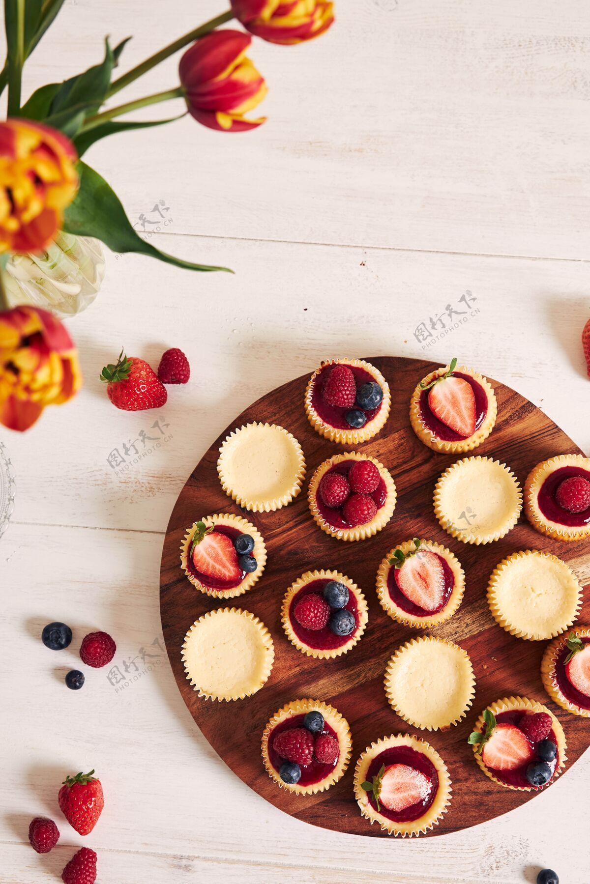 面包房高角度拍摄的奶酪蛋糕与水果果冻和水果在一个木制的盘子奇迹小吃垂直
