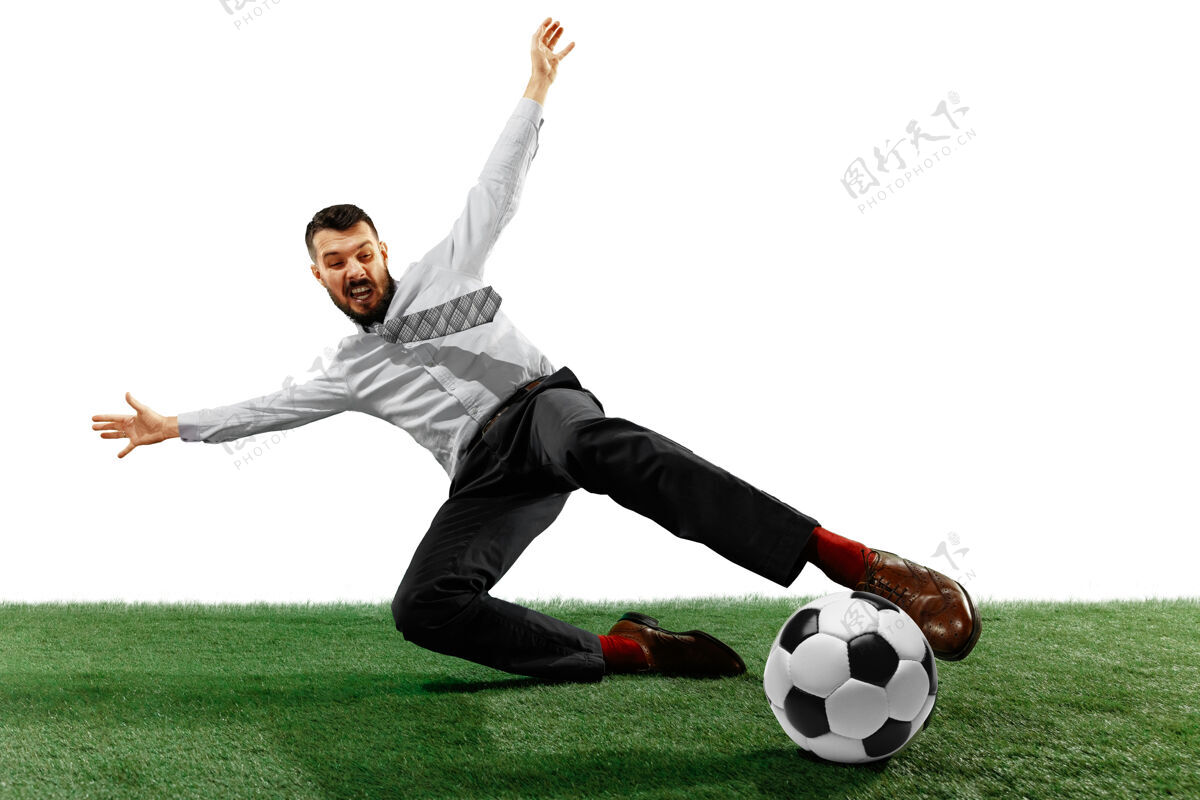 年轻一个年轻的商人在白色场地上踢足球的全长镜头比赛足球杯