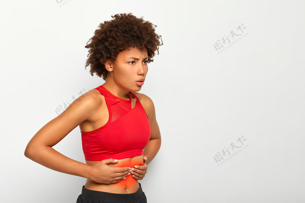 疾病不满意的女人肚子痛 摸肚子 深呼吸 有健康问题 跑步或体育锻炼后窒息症状姿势腹部