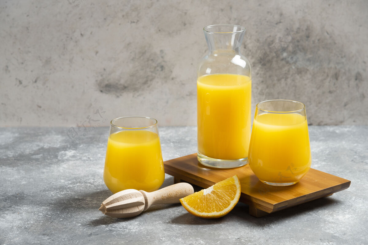 新鲜一杯橙汁和一把木铰刀美味维生素果汁