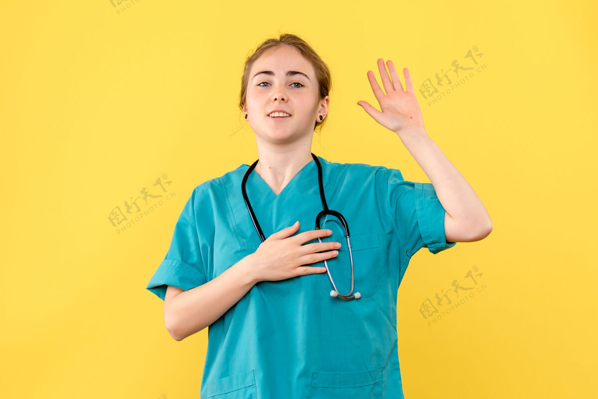 药黄色背景上骂人姿势的前视图女医生情感医院卫生医生球员护士高尔夫