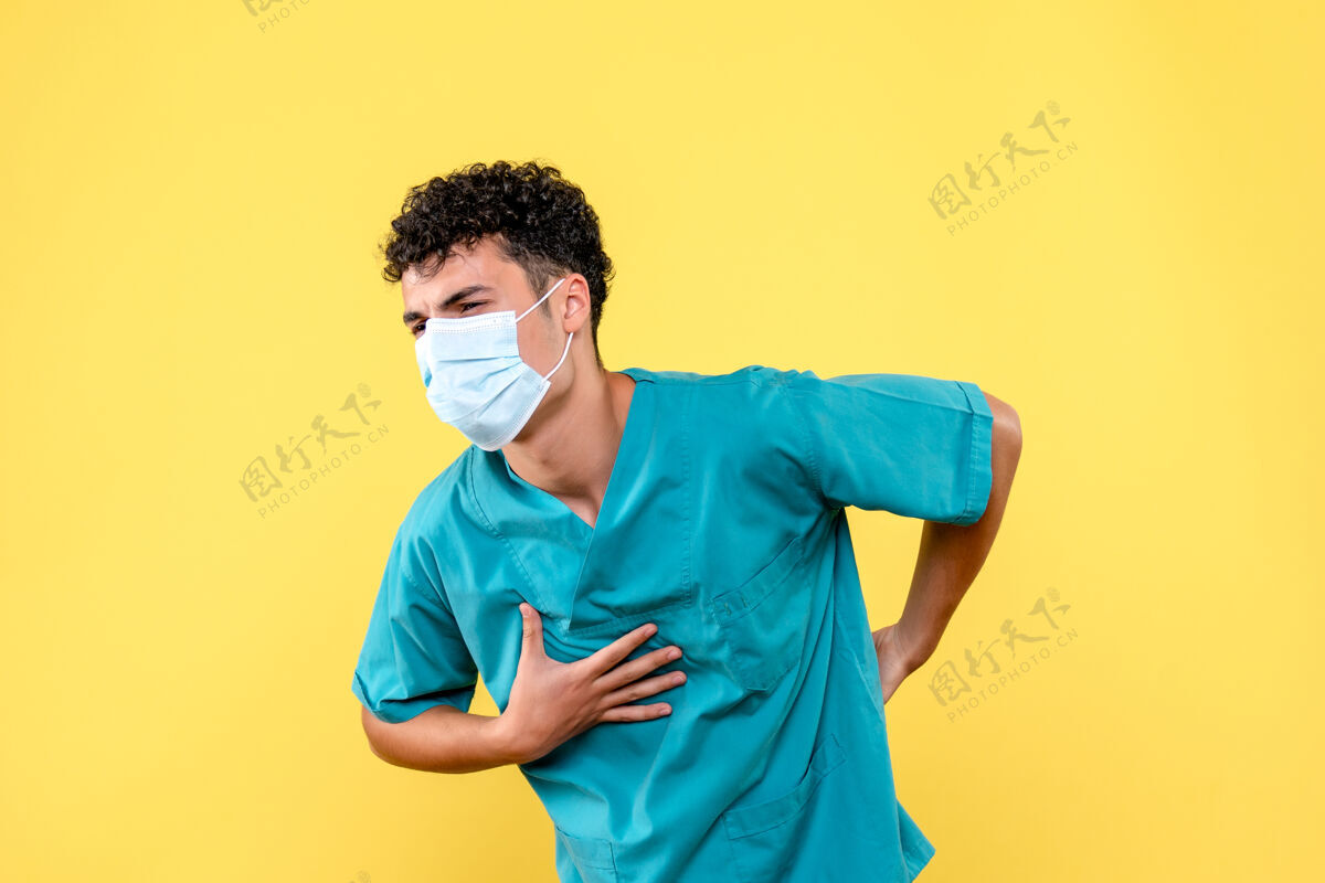 氧气前视图医生戴着面罩的医生在说如果你缺氧该怎么办人男人成年人