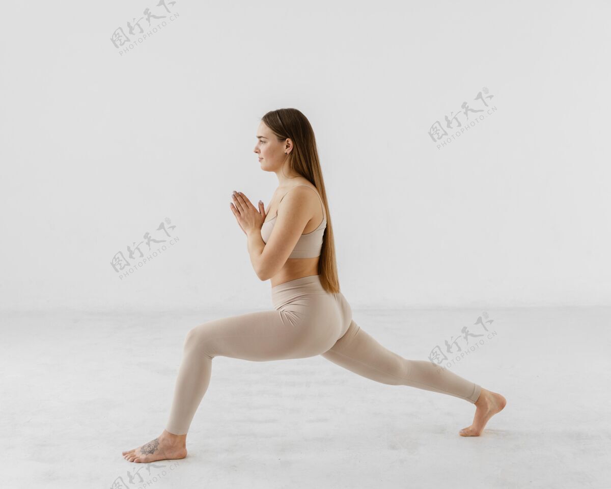 女性全镜头女人在室内运动运动运动瑜伽