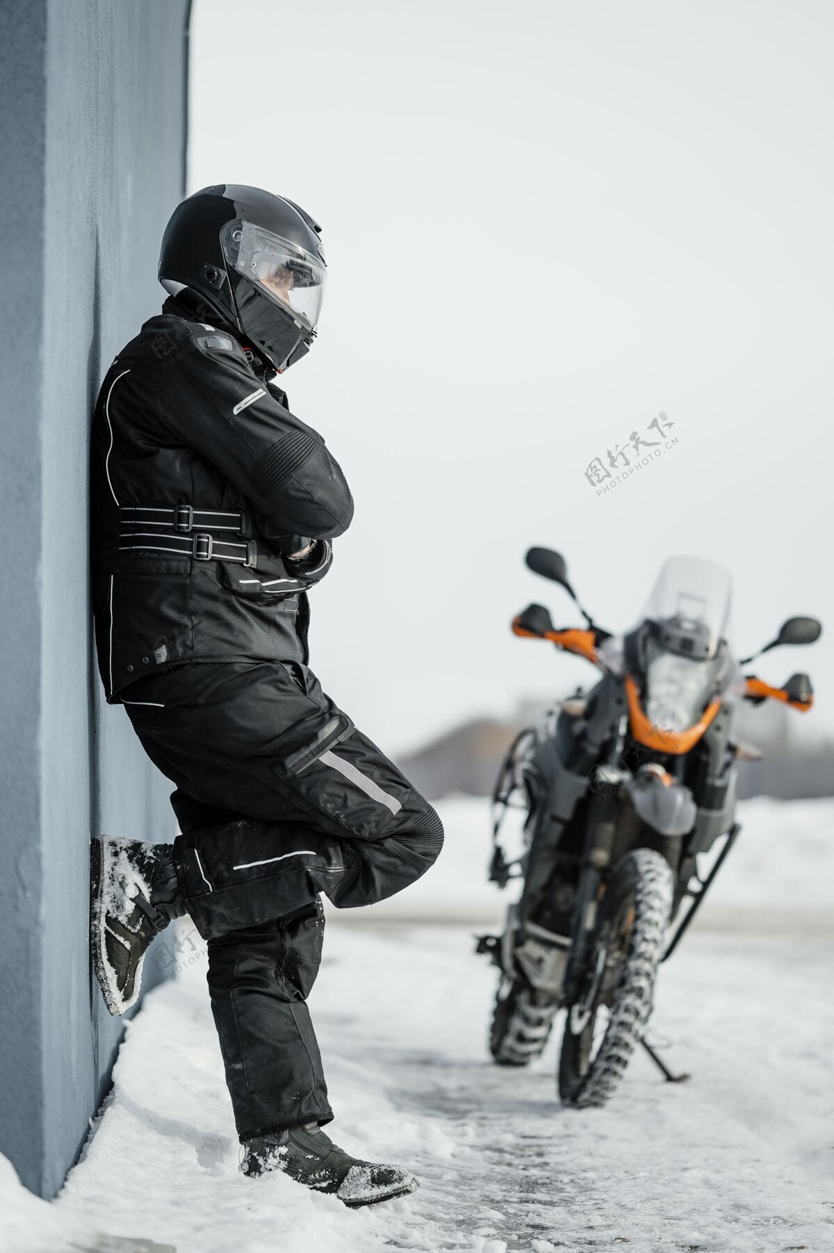 保护戴着头盔站在摩托车旁边的人摩托车男人摩托车手