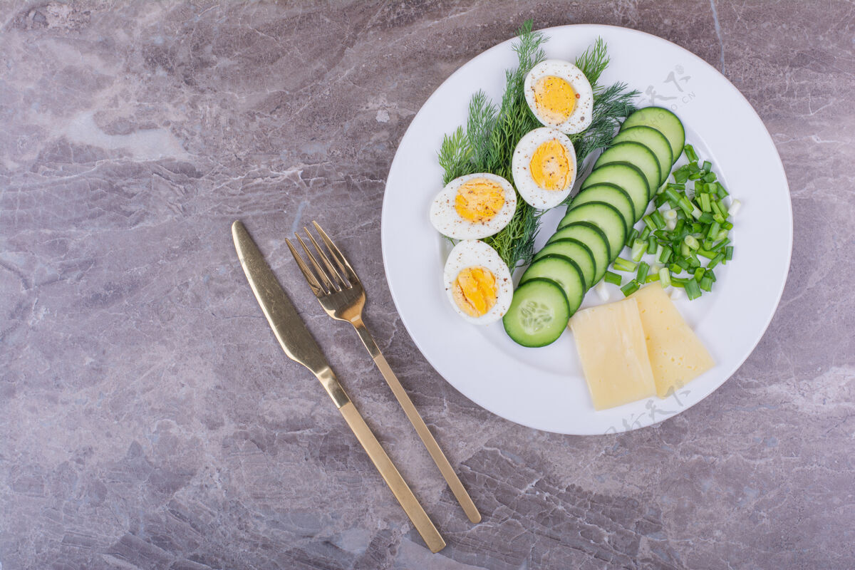 餐煮鸡蛋配黄瓜片和香草剁碎餐具早午餐