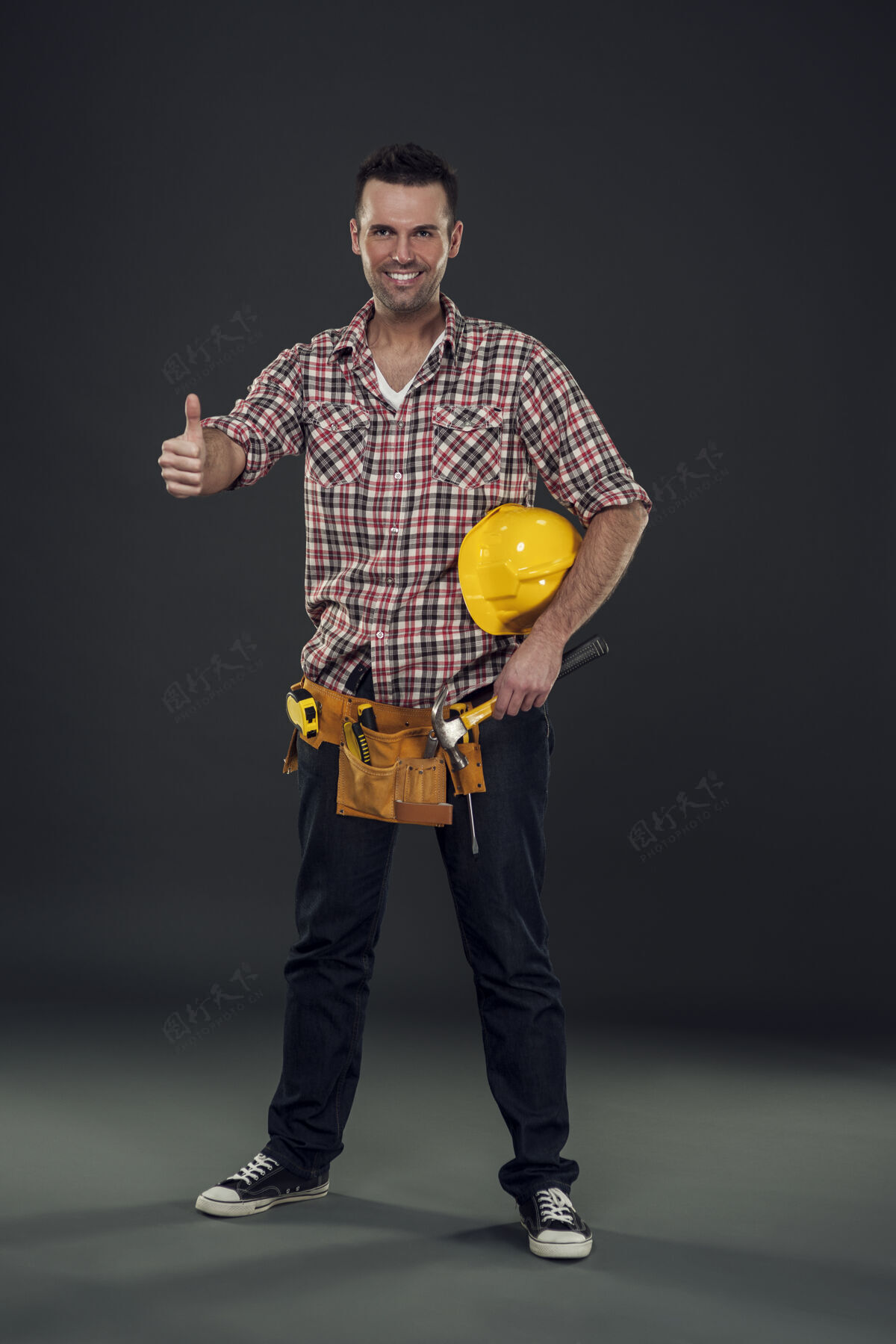 工作工具建筑工人竖起大拇指男子建筑人手