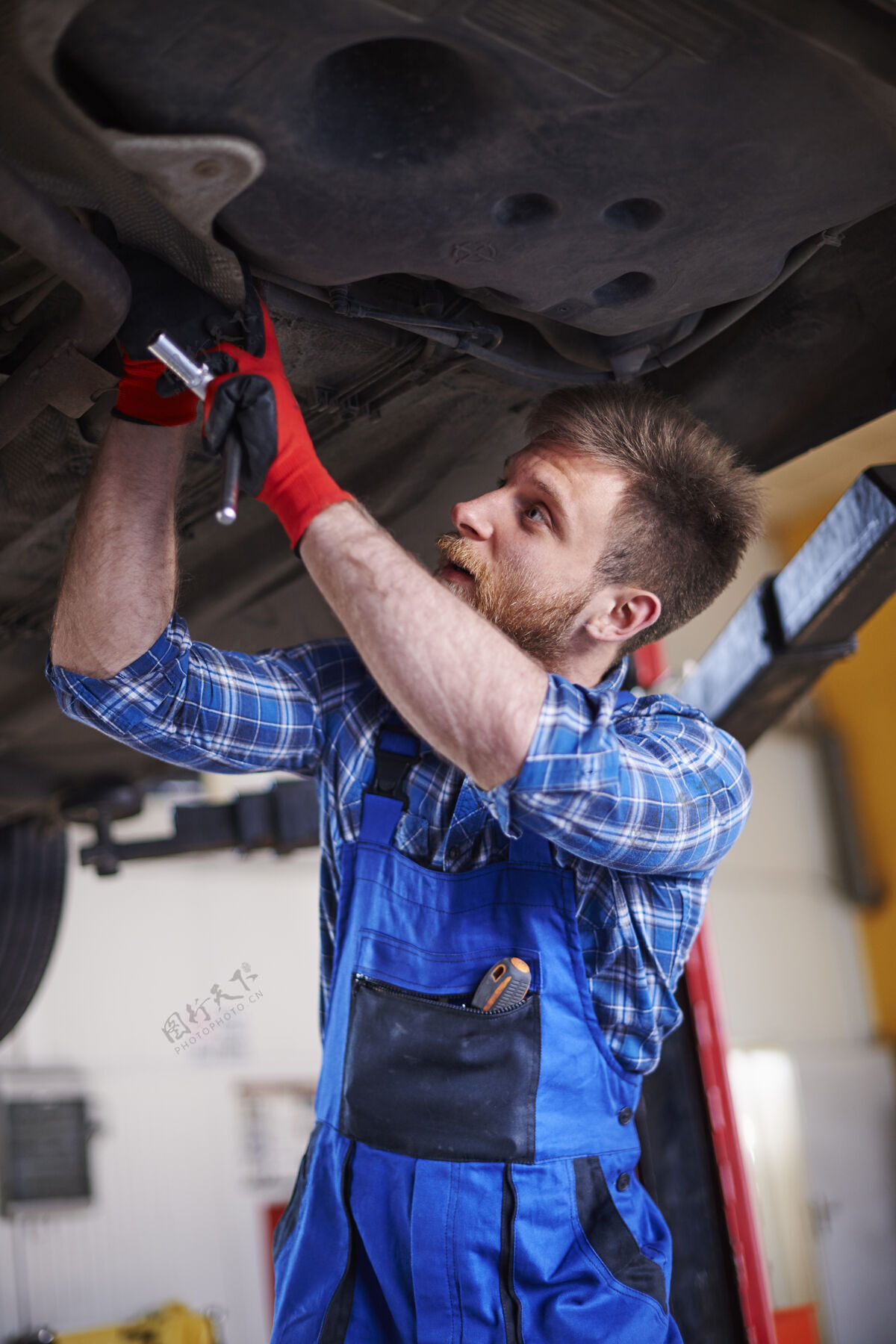 专业职业修理工在车间里修理汽车防护服汽车服务