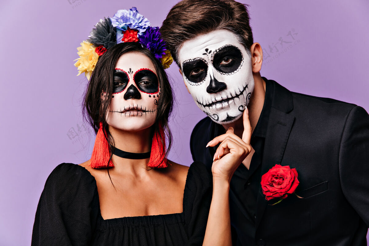 西班牙墨西哥男孩和女孩的特写肖像 面部艺术一对穿着不寻常衣服的夫妇傲慢地看着相机传统墨西哥花