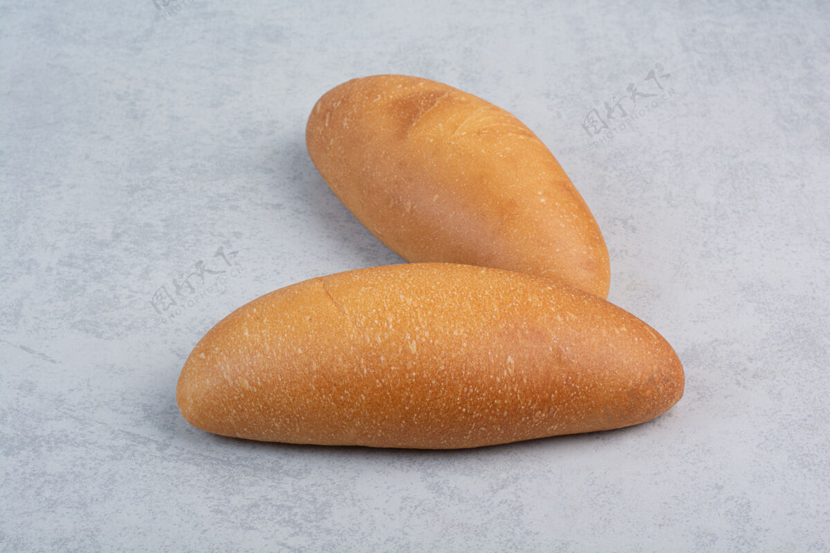 新鲜新鲜面包蓝色背景高品质的照片面包房面包自制