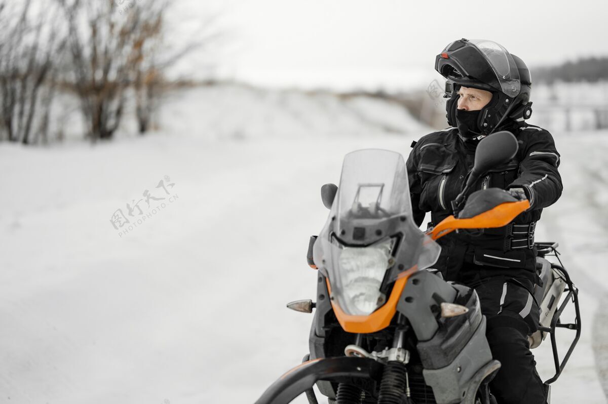 男人冬天骑摩托车的男人男人摩托车手摩托车手