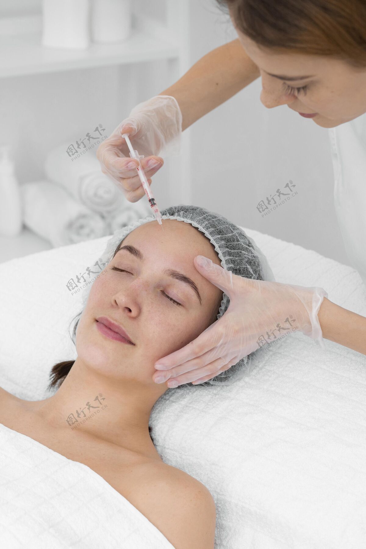 注射美容师在给女性客户注射填充物化妆品美容治疗美容治疗