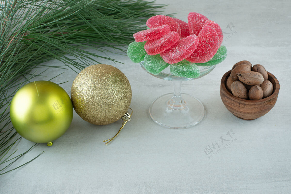 可食用绿色和红糖果酱与圣诞球白色背景高品质的照片红色球坚果