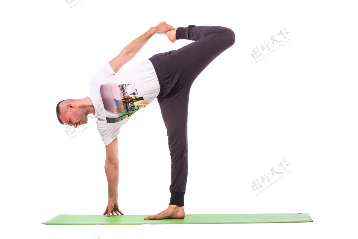 运动员男人把瑜伽隔离在白色的背景上专业年轻体位法