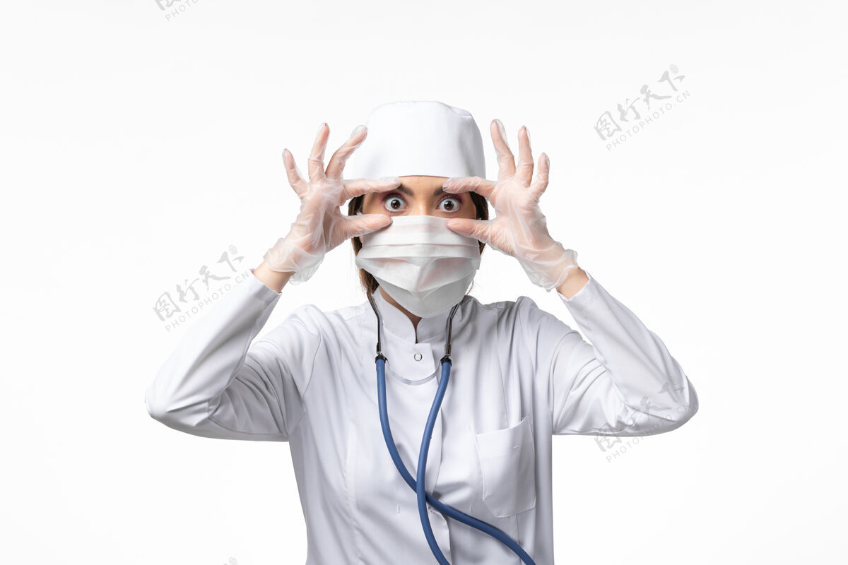 肖像正面图女医生穿着白色医疗服 戴着口罩 因大流行于白色地板上的疾病 医学病毒大流行 可维氏病毒冠状病毒面具医学