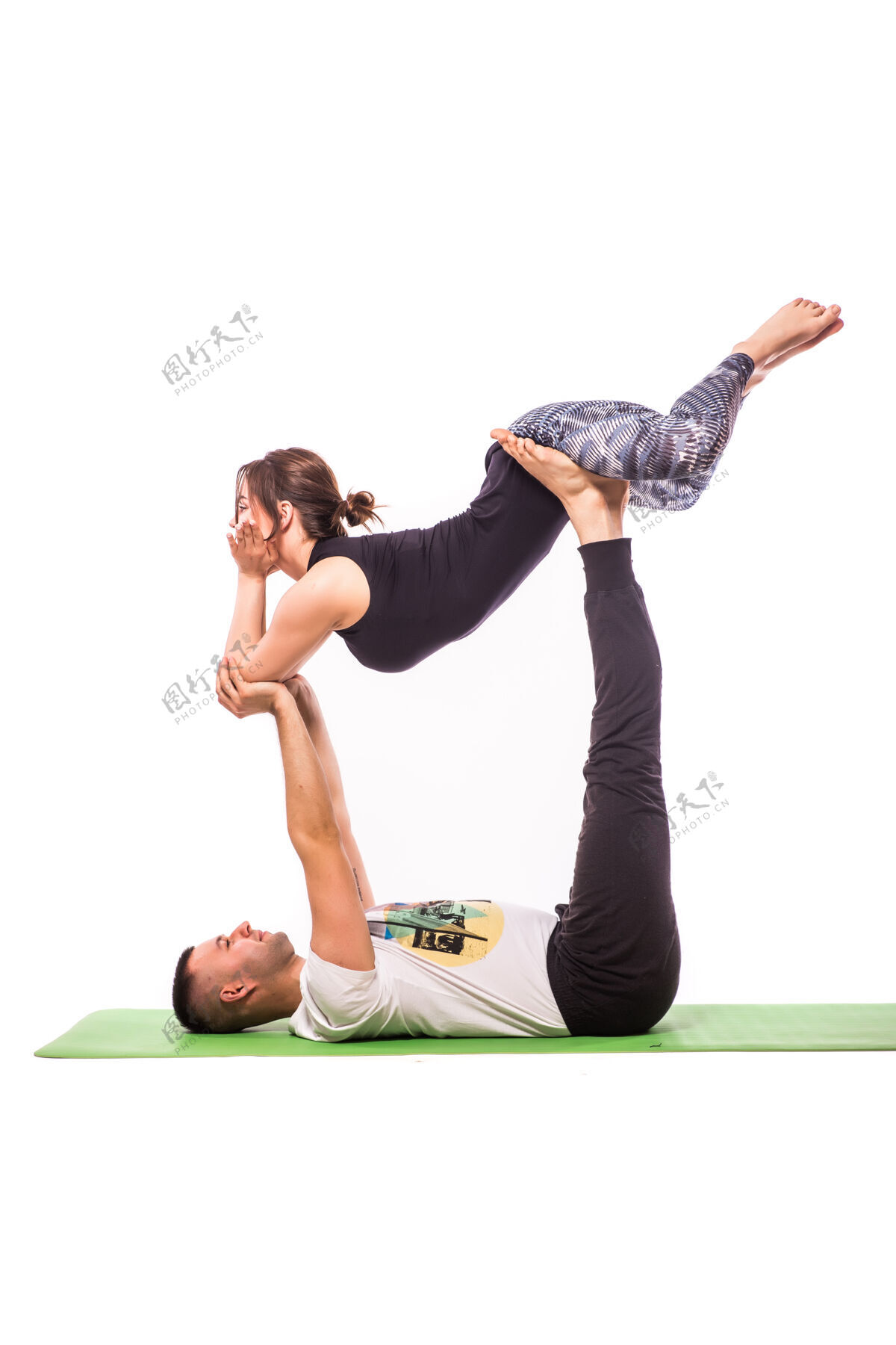 帅气年轻健康的夫妇在瑜伽姿势隔离在白色背景位置运动健康