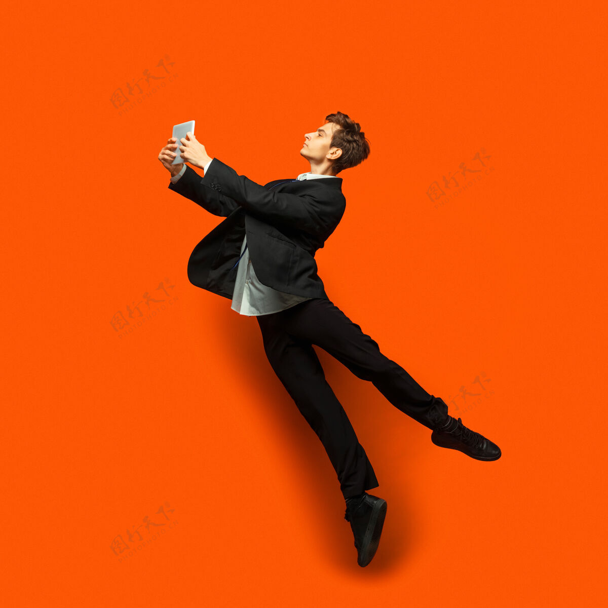 快乐一个穿着休闲办公服的男人在墙上跳来跳去吸引力微笑灵活