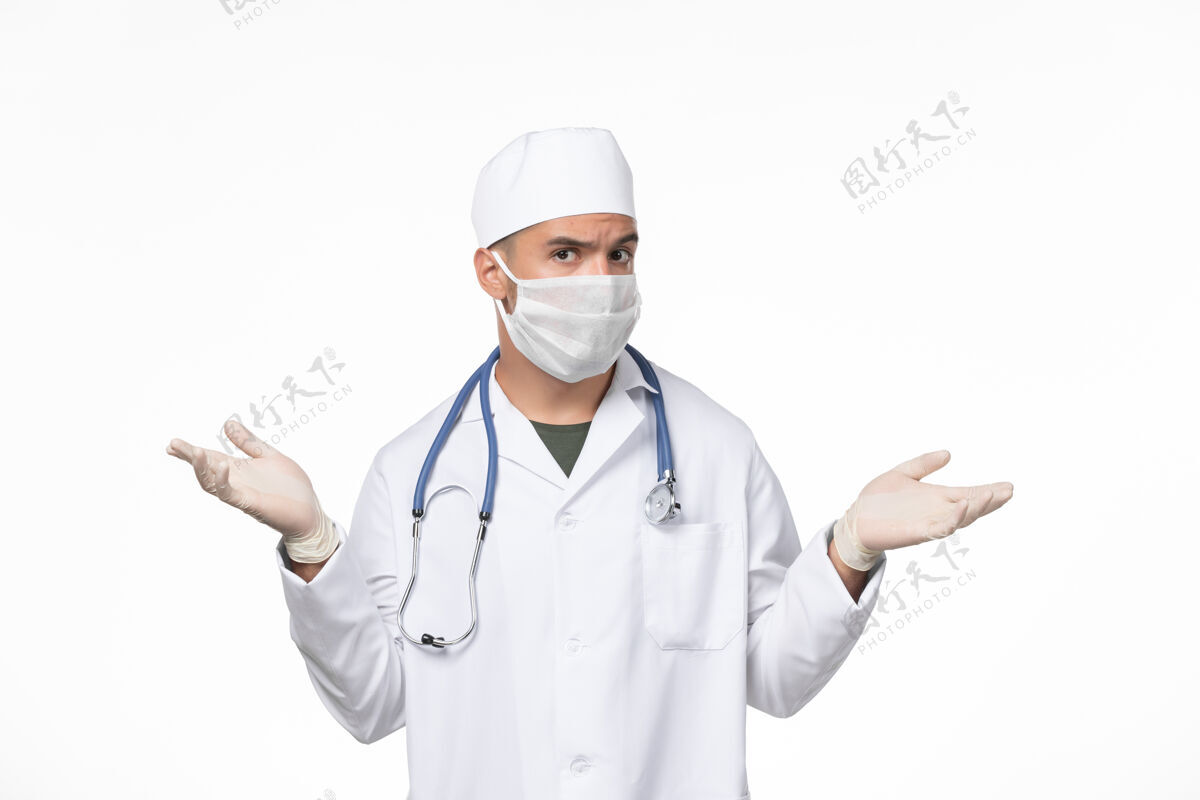 男士正面图白色办公桌上穿着防毒服 戴着防毒面具的男医生男性制服穿戴