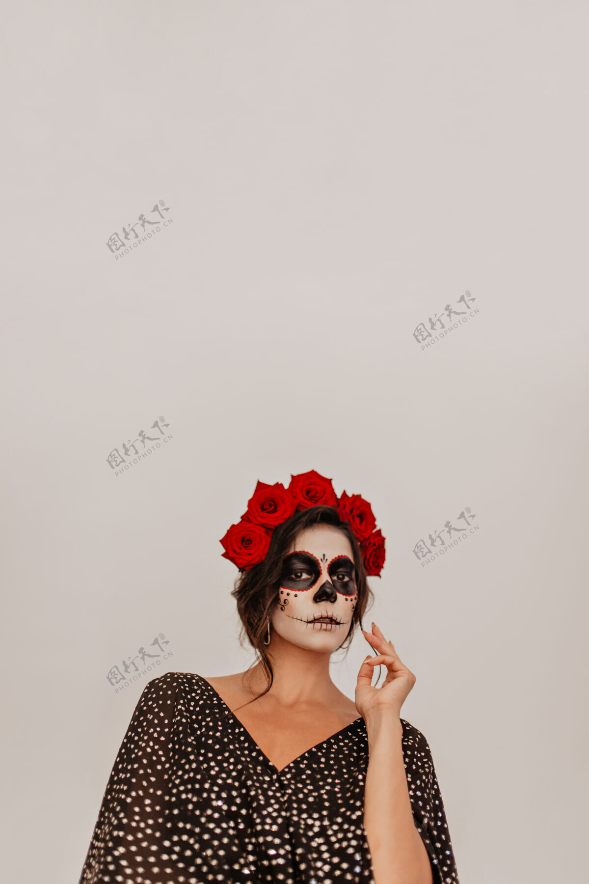 恐怖在白色的房间里 一个墨西哥女孩神秘地戴着玫瑰 卷发万圣节骷髅幽灵