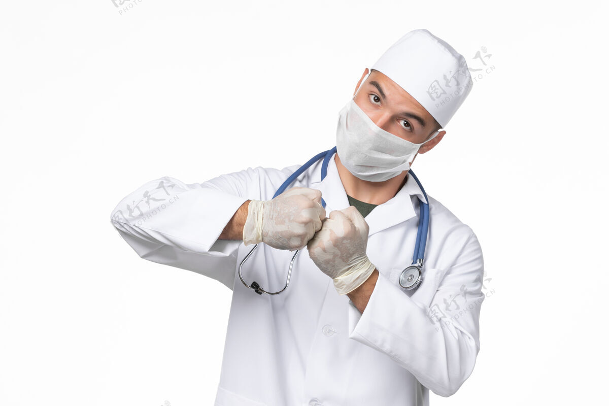 套装正面图男医生穿着医疗服 戴着口罩 因covid-白墙上有covid-病毒大流行病毒病穿戴正面男性
