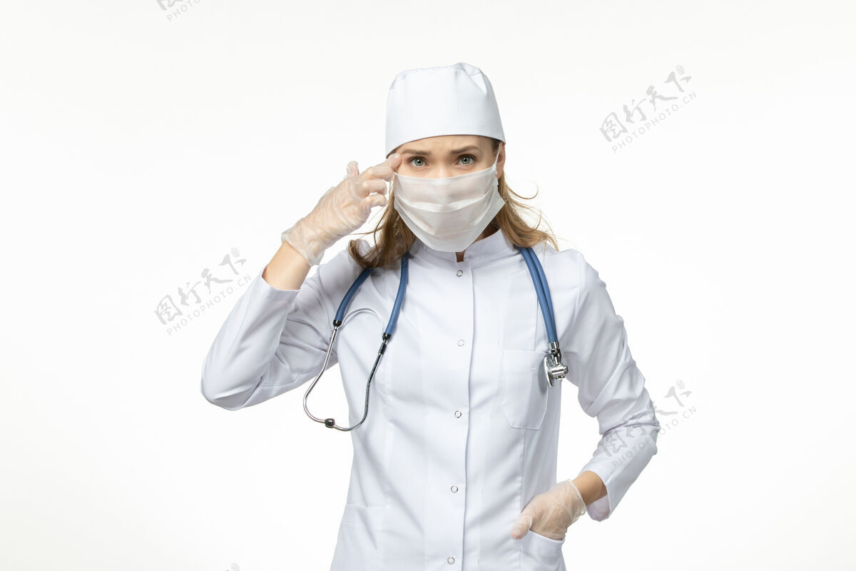 套装正面图女医生穿着医疗服 戴着口罩和手套 因冠状病毒对轻白壁病大流行covid-正面面罩女性