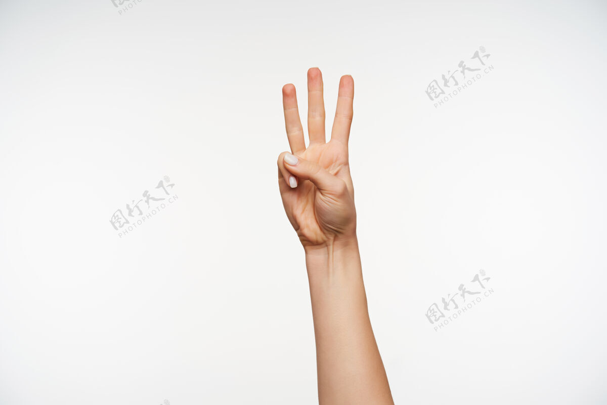 显示特写在年轻女子的手上 显示出用手指数的迹象符号作物提高