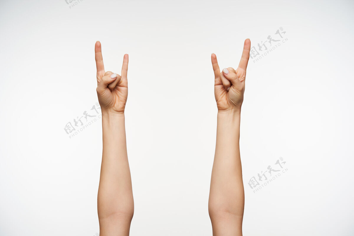 手指特写在年轻女子的手显示重金属和摇滚的姿态信息手势指标