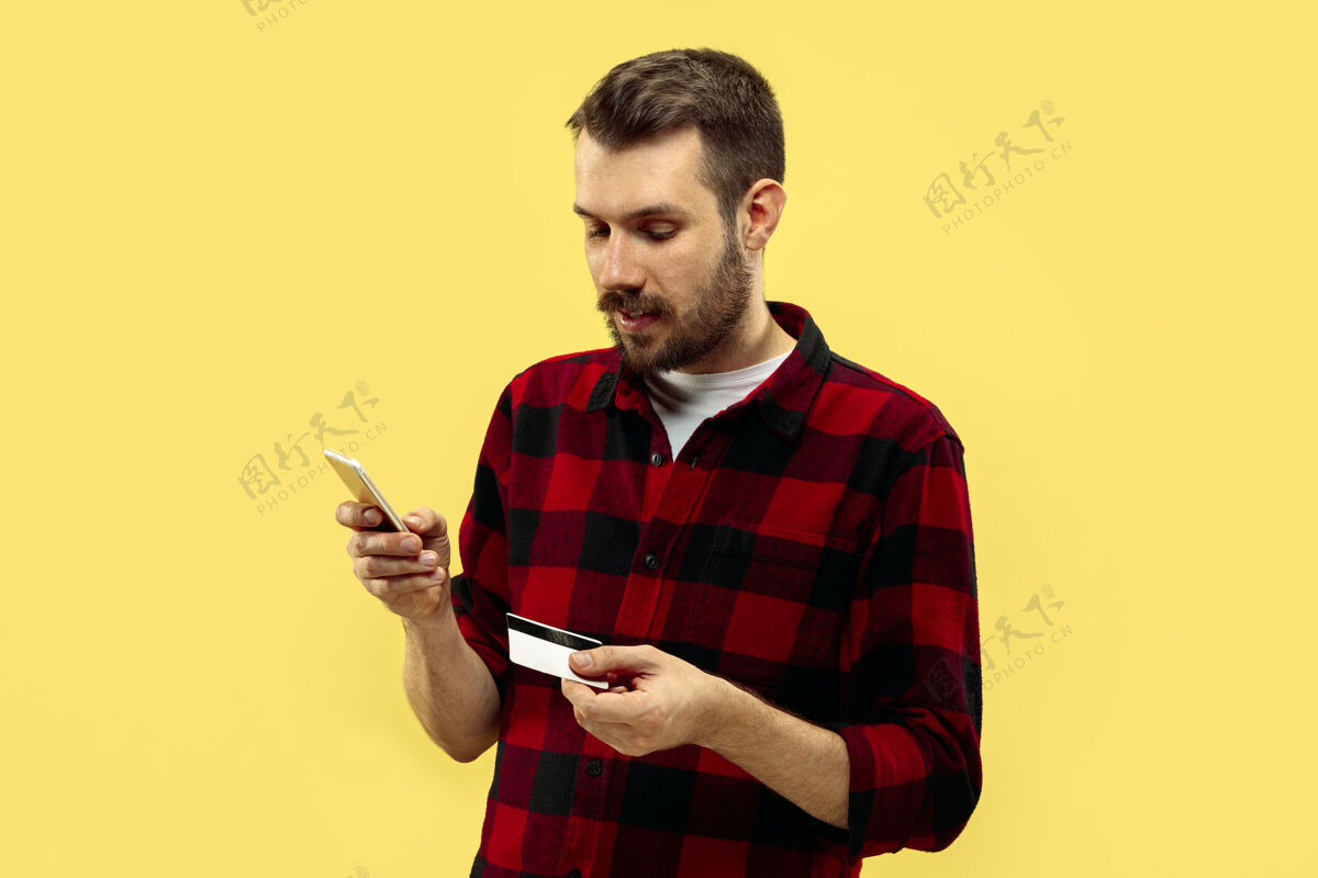 企业家黄色空间上穿着衬衫的年轻人的半身特写肖像人类情感 面部表情概念正面视图流行色彩负面空间男人在线手势