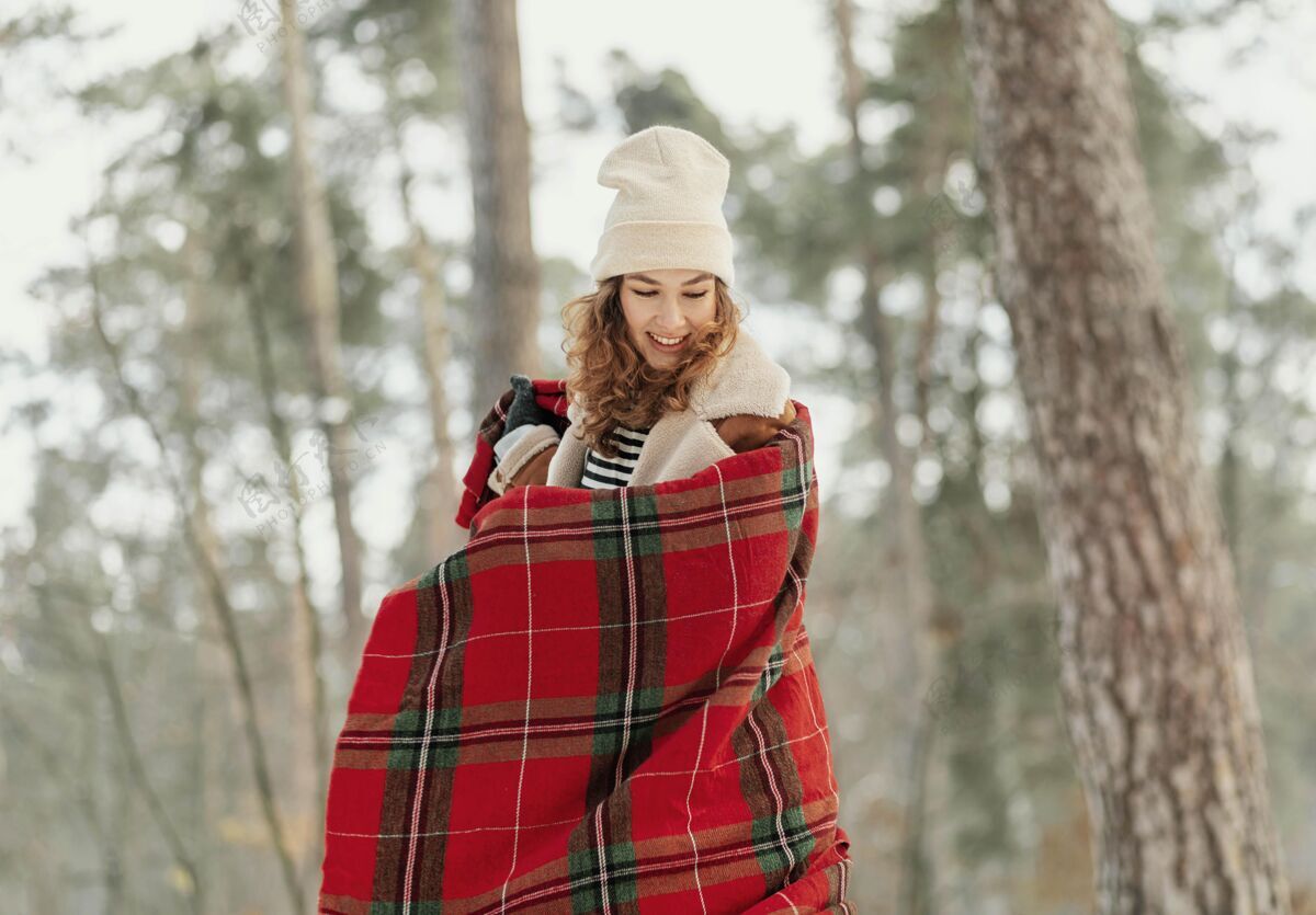 冬天拿毯子的中枪女人自然户外毯子