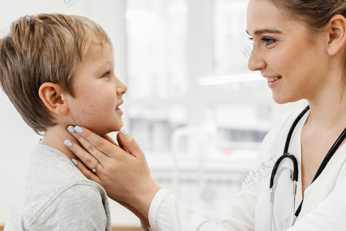儿科医生特写儿科医生检查颈部健康医疗儿童