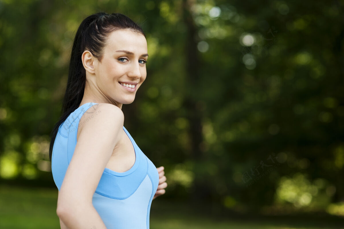 健康活跃的女人慢跑放松锻炼后视美丽