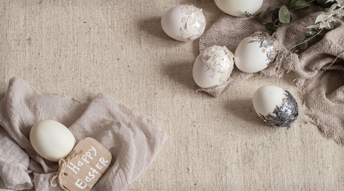 节日美丽的复活节彩蛋散落在织物上复活节装饰概念静物象征顶视图