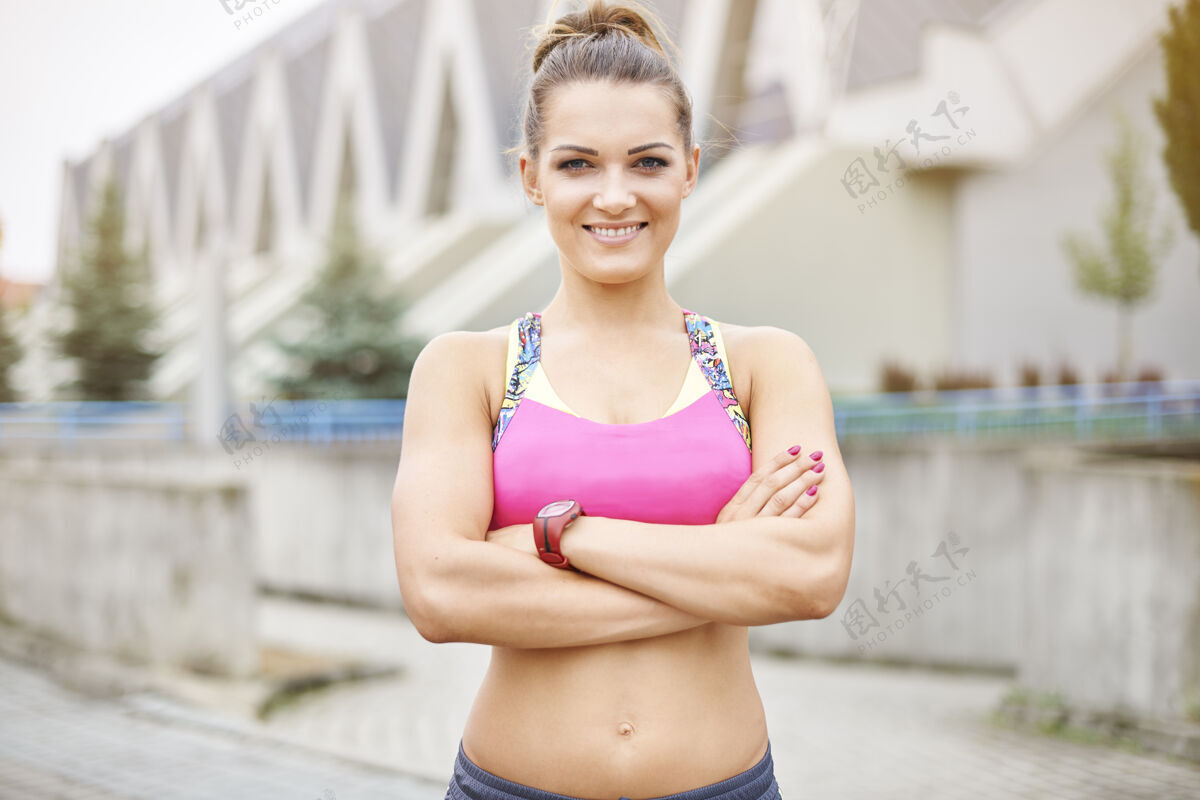 常规户外运动的年轻女子健身房前健身教练的画像私人教练肌肉娱乐追求