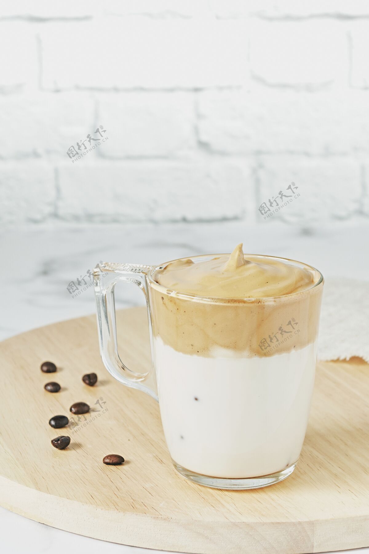液体特写镜头冰达尔戈纳搅打咖啡与蓬松奶油卡布奇诺桌子美味