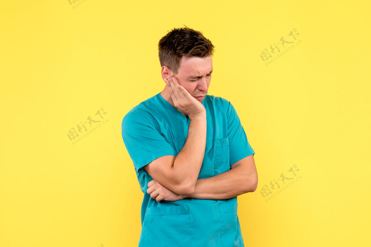 快乐黄色墙上男医生表情紧张的正面图休闲人医学