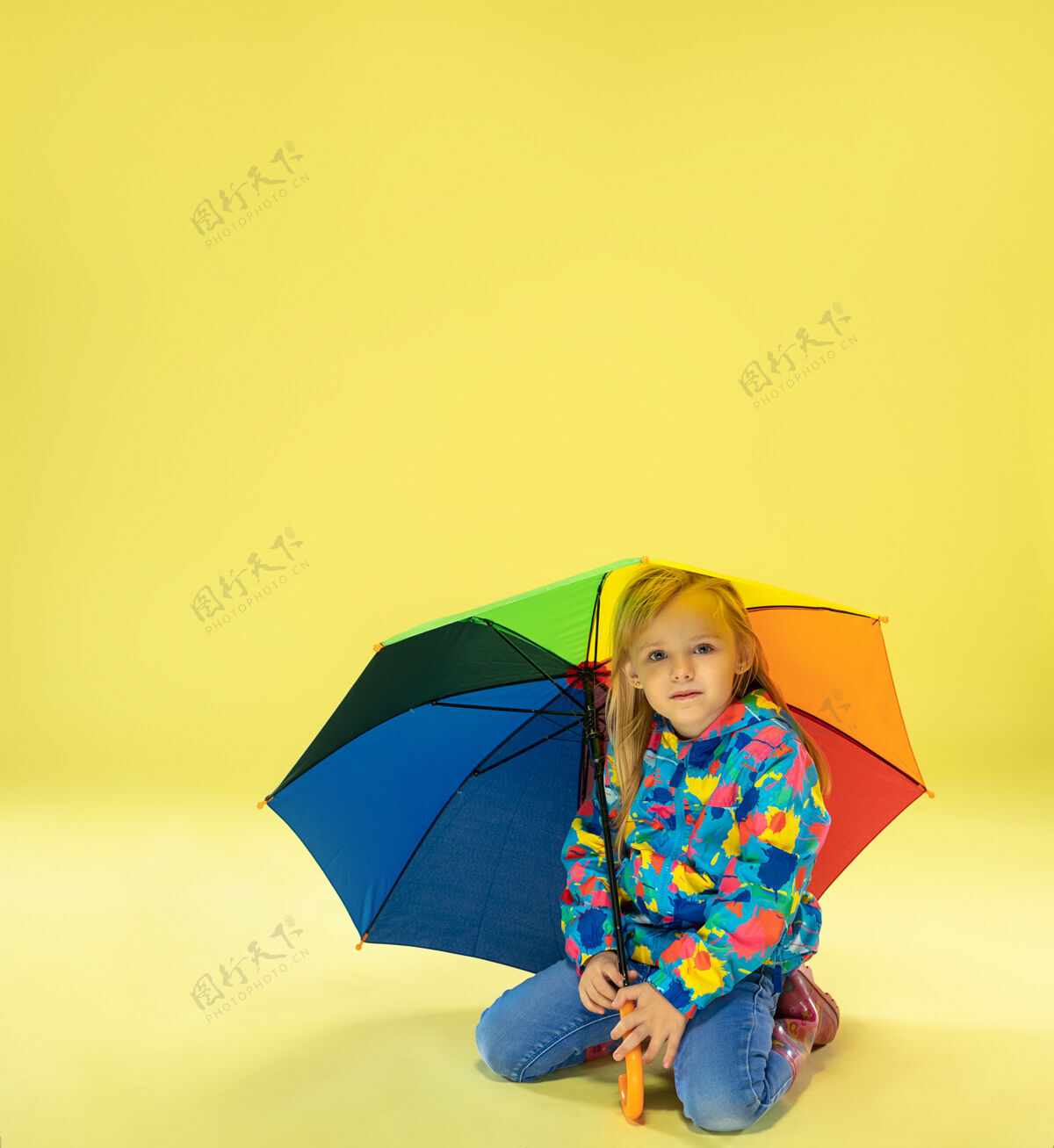 欢呼一个穿着雨衣的时髦女孩的完整肖像年轻童年雨伞