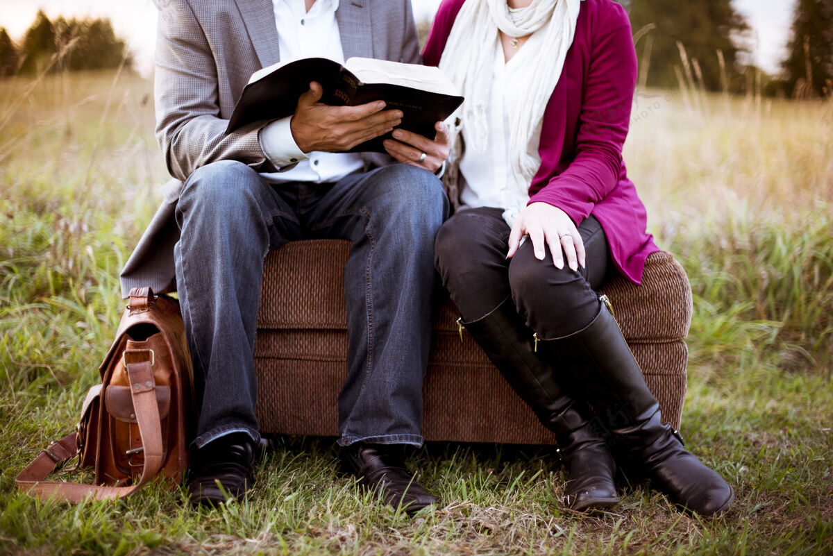 夫妇两个人坐在一起人类圣经家具