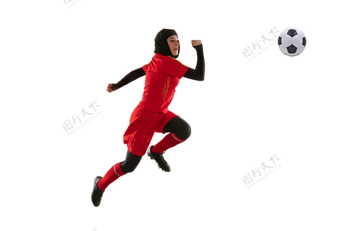 女子阿拉伯女子足球或足球运动员 背景为白色年轻女子跳起踢球 空中接球 运动训练 动作足球打球姿势