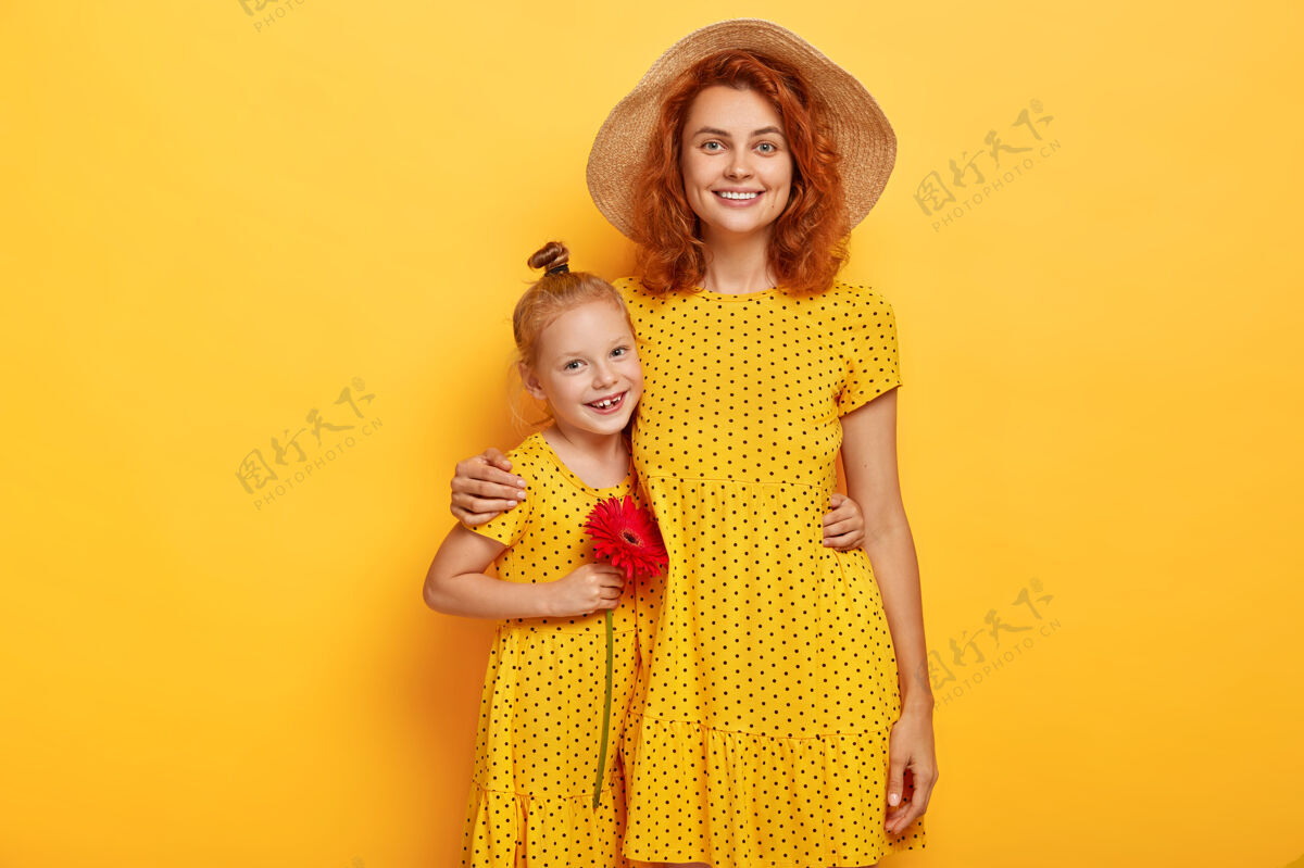 花美丽的姜红色花女孩拥抱母亲女孩妈妈微笑