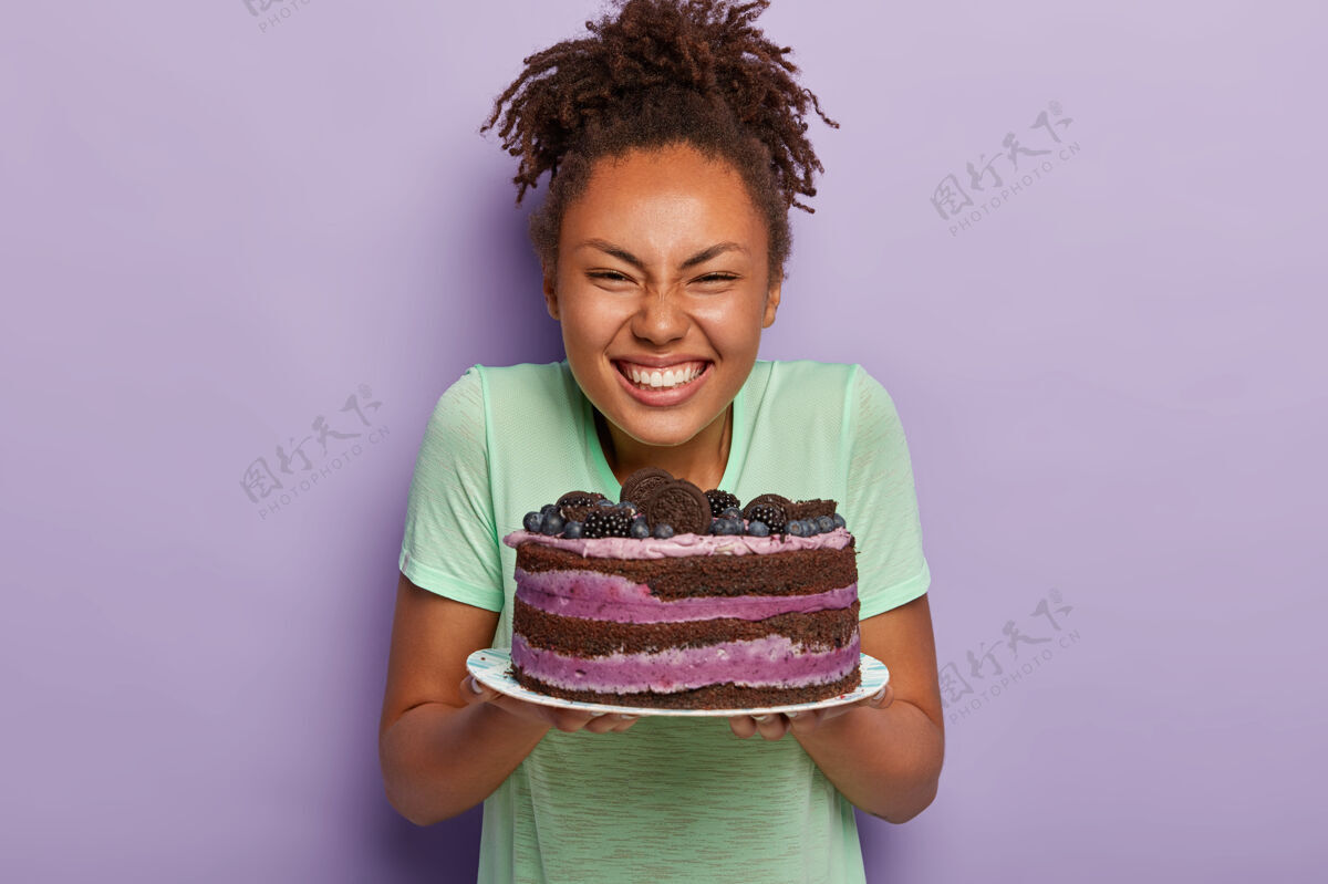 女孩喜出望外的美女端着一盘大蛋糕休闲抱着欢呼