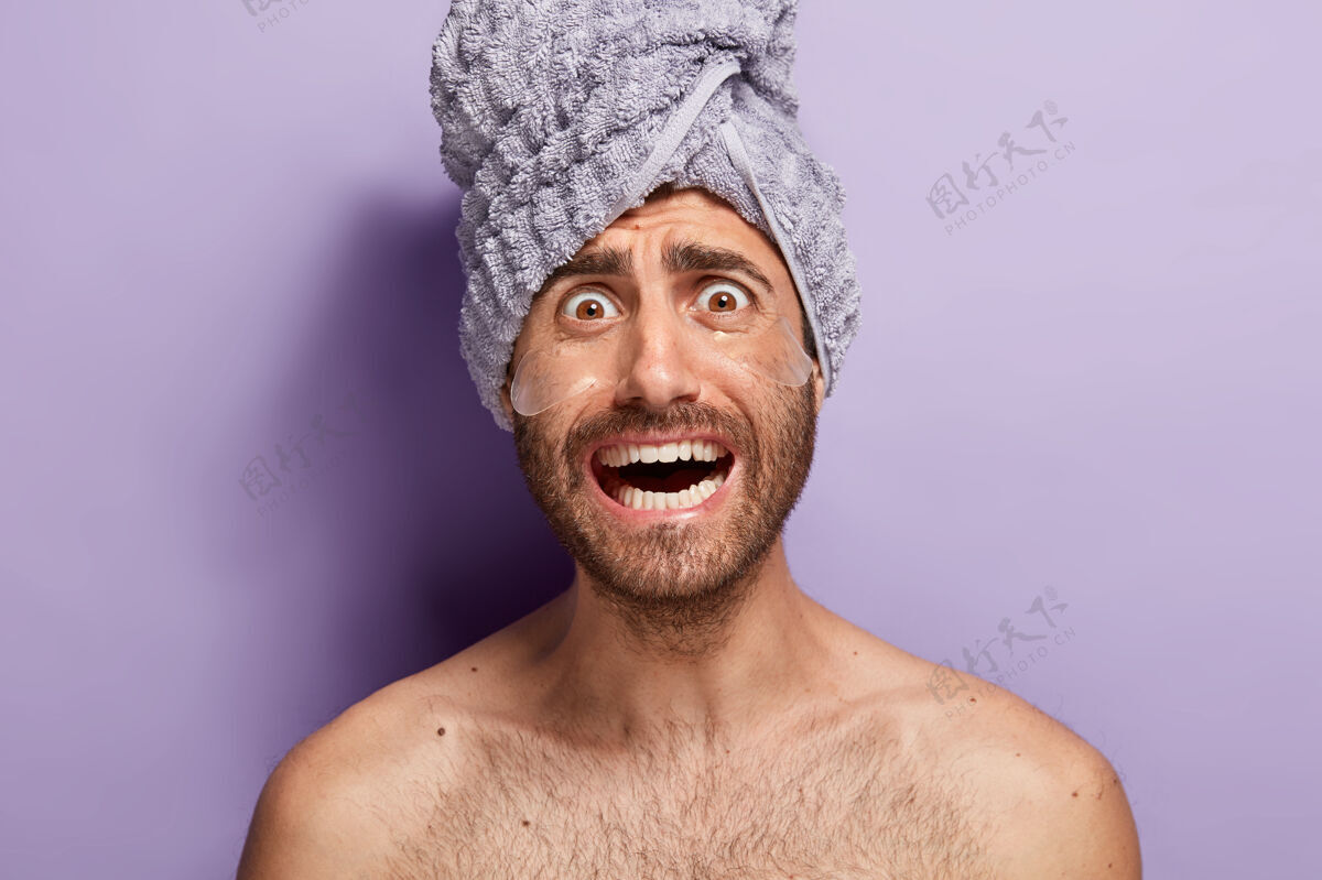 人紧张的男性做他的美容例行特写镜头淋浴日常身体护理