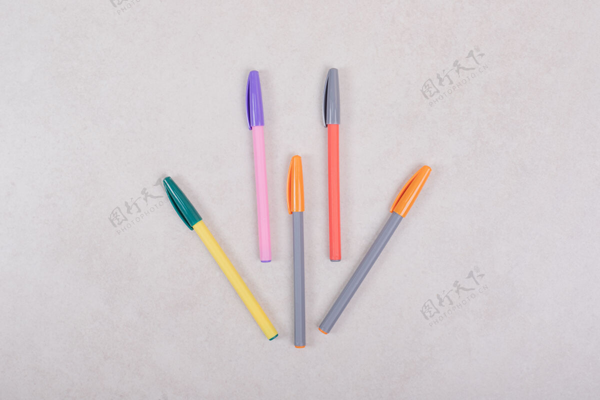 文具白色背景上的彩色记号笔明亮钢笔各种