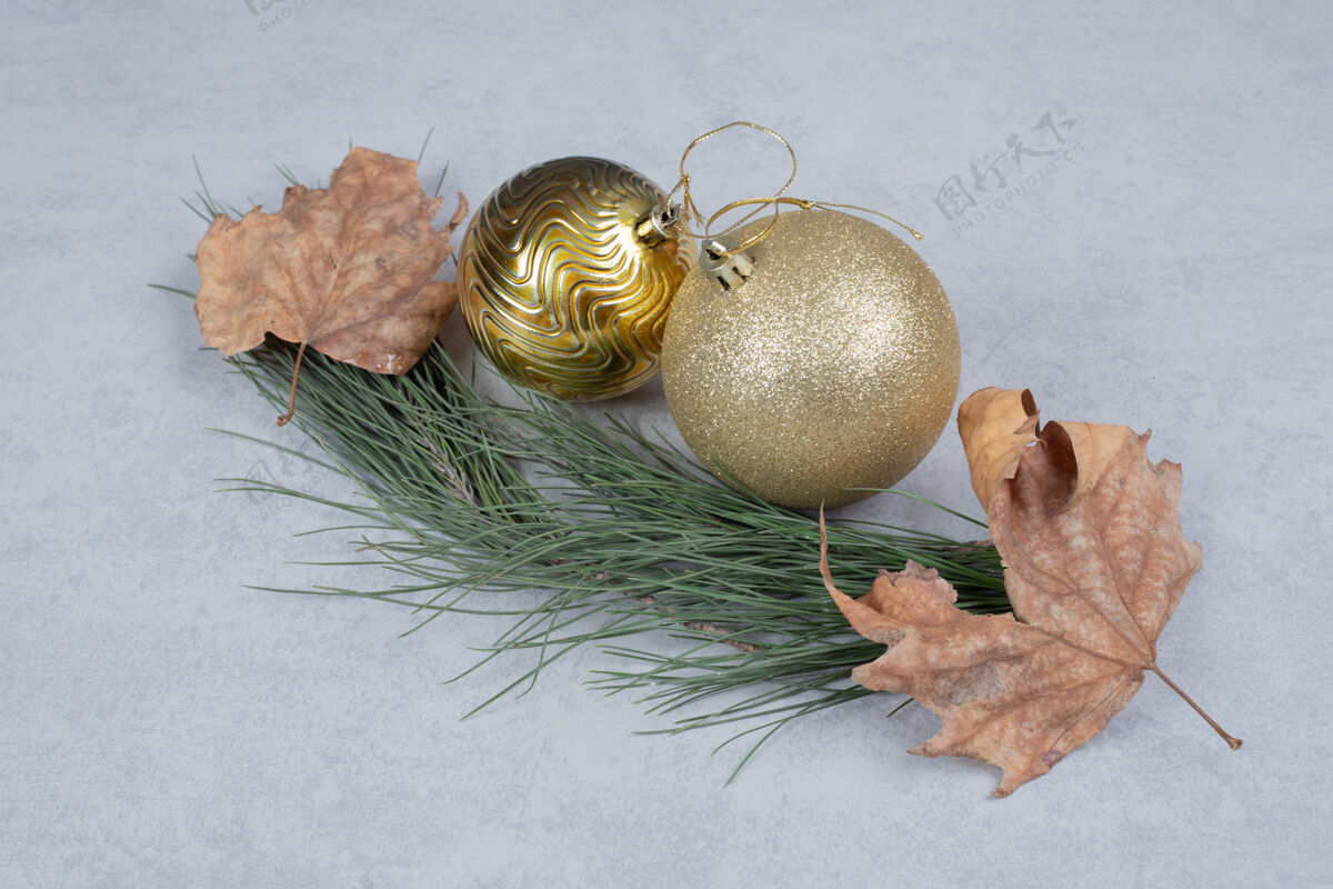 装饰圣诞球和干树叶在灰色背景高品质的照片树枝夏娃圆