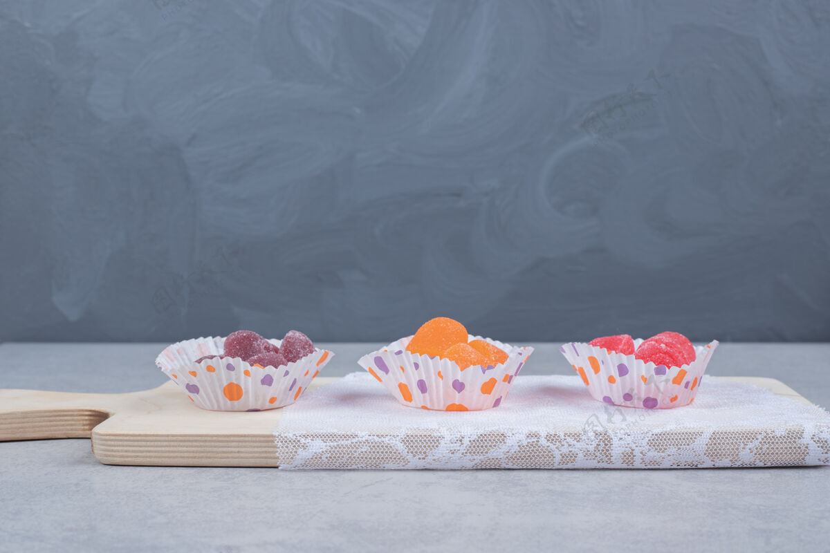 美味一堆五颜六色的果冻糖在木板上高品质的照片果酱美味果冻